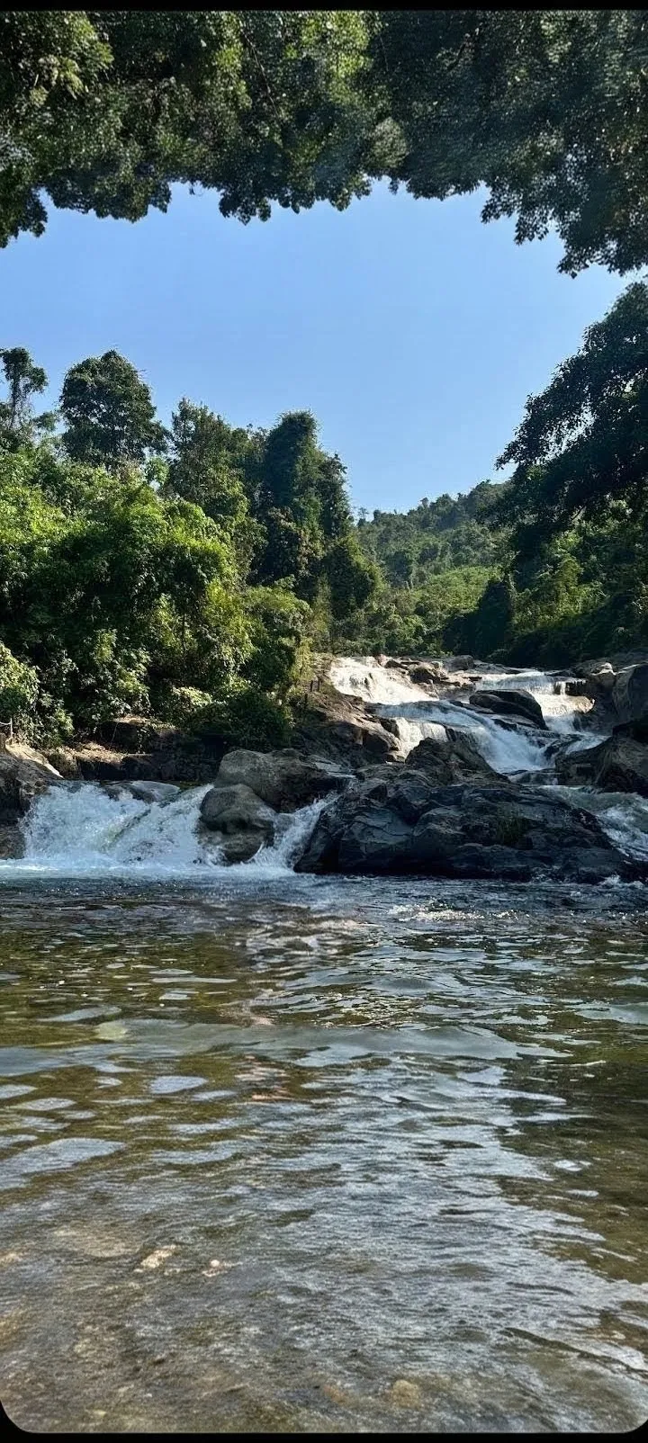 Каскад водопада Ба Хо в джунглях, вид от реки