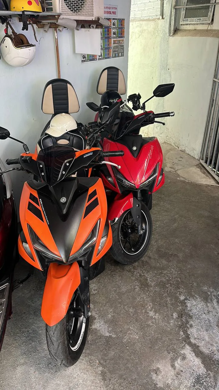 Два спортивных скутера Yamaha Aerox в гараже